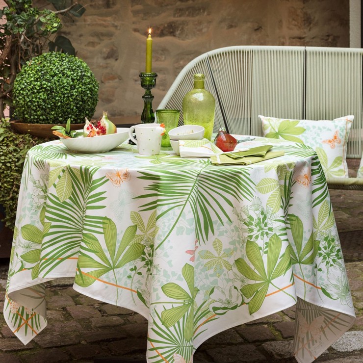 Nappe blanche avec feuilles et fleurs taupe.