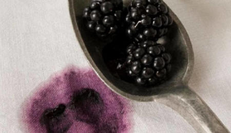 Retirer une tâche de fruits rouges sur nappe