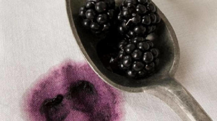 Retirer une tâche de fruits rouges sur nappe