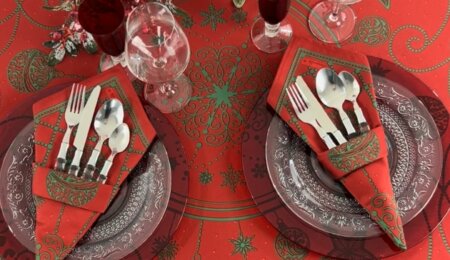 Elegant gefaltete Serviette in Form einer Tasche, die sorgfältig Besteck aufnimmt und der Tischdekoration einen Hauch von Raffinesse verleiht.