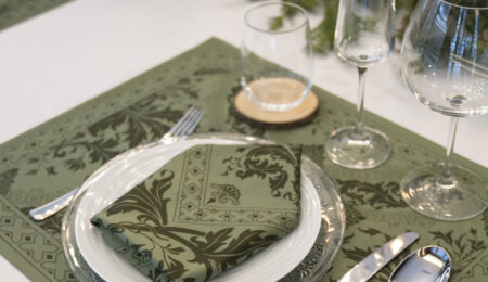 Set de table Topkapi Forêt : une touche élégante et nature pour décorer votre chalet, avec des motifs inspirés de la forêt et des couleurs chaleureuses qui ajoutent du charme à votre décoration intérieure.