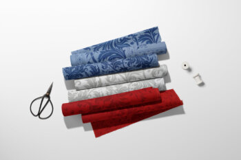 Meterware aus Topkapi-Stoff in einer eleganten Kombination aus Blau, Weiß und Rot, die ein raffiniertes und zeitloses Muster darstellt, das sich ideal für anspruchsvolle Heimtextilien-Kreationen eignet.