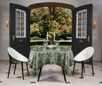 Tovaglia verde Darjeeling di Beauvillé, con un raffinato motivo floreale e colori naturali per una tavola elegante e senza tempo.