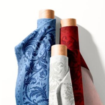 Rouleaux de tissu Topkapi aux motifs inspirés de l’art ottoman, déclinés dans une élégante palette Bleu, Blanc, Rouge – parfaits pour des créations textiles raffinées.