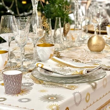 Nappe Symphonie Or de Beauvillé : Élégance intemporelle et raffinement inégalé. Un motif exquis aux teintes dorées qui sublimera votre table avec finesse et éclat, parfait pour des moments de partage et de convivialité.
