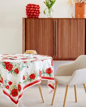 Nappe Fleurs de Pavot : une élégante touche florale pour sublimer votre table. Un motif délicat de pavots en pleine floraison, aux couleurs vives et raffinées, pour une décoration printanière pleine de fraîcheur et de poésie.