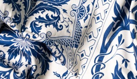 Zoom sur le tissu Topkapi Original de Beauvillé, dévoilant ses motifs raffinés et ses couleurs éclatantes. Le tissu présente une texture luxueuse et des détails finement tissés, illustrant l'art du design et du savoir-faire exceptionnel de la marque.