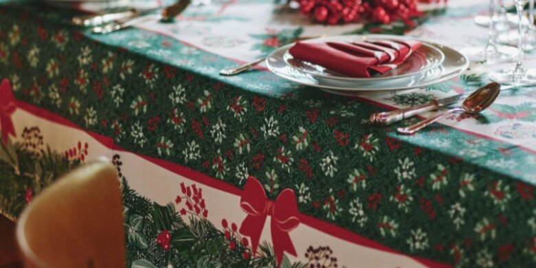 Focus sur les motifs de la nappe Réveillo, le noeud sur la bordure de la nappe.