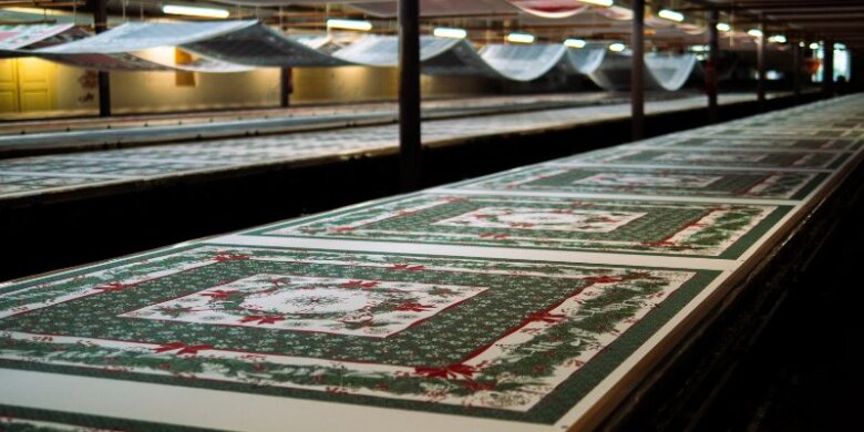 Nappe Réveillon sur la table d'impression dans l'usine d'impression Beauvillé.