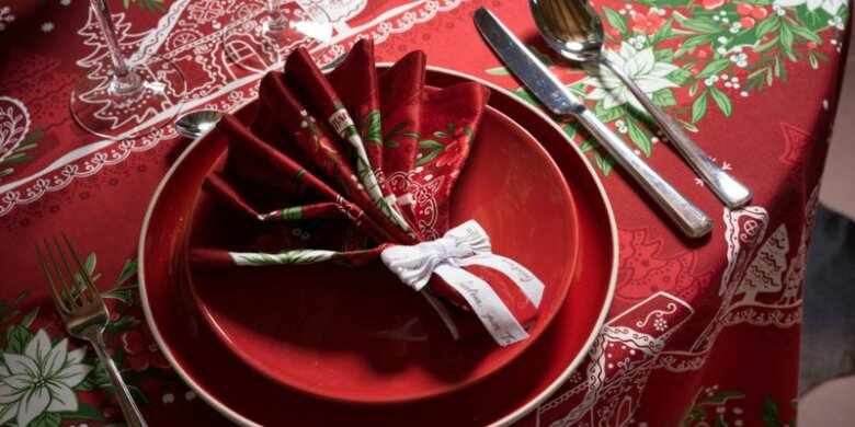 Set de table Magie de Noël rouge plié en éventail pour une table de Noël élégante et sophistiquée.