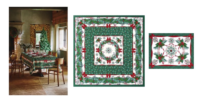 Image de gauche à droite : nappe Réveillon dressée dans une ambiance chaleureuse, suivie de la même nappe à plat sur fond blanc mettant en valeur sa couronne de Noël décorée de nœuds rouges en bas, accompagnée des sets de table assortis également à plat pour apprécier pleinement le motif.