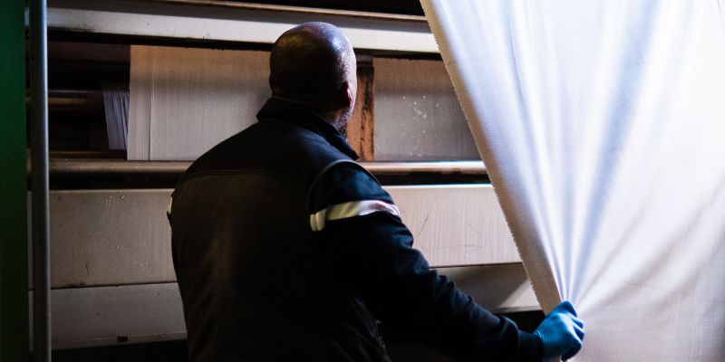 issu brut arrivé à la Manufacture Beauvillé à Ribeauvillé, prêt à être préparé et transformé par les artisans en étoffe imprimée à la main.