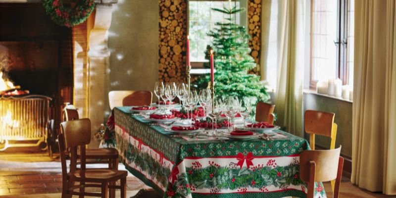 Nappe joliement dressée dans une ambiance chaleureuse qui rappelle les repas au coin du feu. La nappe de Noël par excellence.