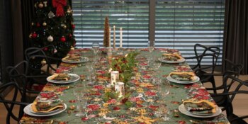 Nappe Trésors de Noël, nappe traditionnelle idéale pour les repas de fête comme Noël ornée d'un décor chaleureux et festif.