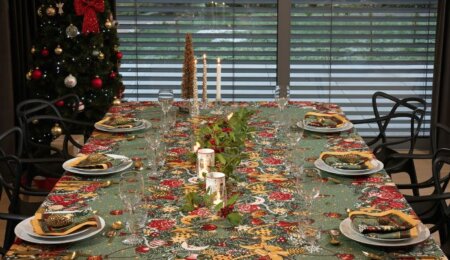 Nappe Trésors de Noël, nappe traditionnelle idéale pour les repas de fête comme Noël ornée d'un décor chaleureux et festif.