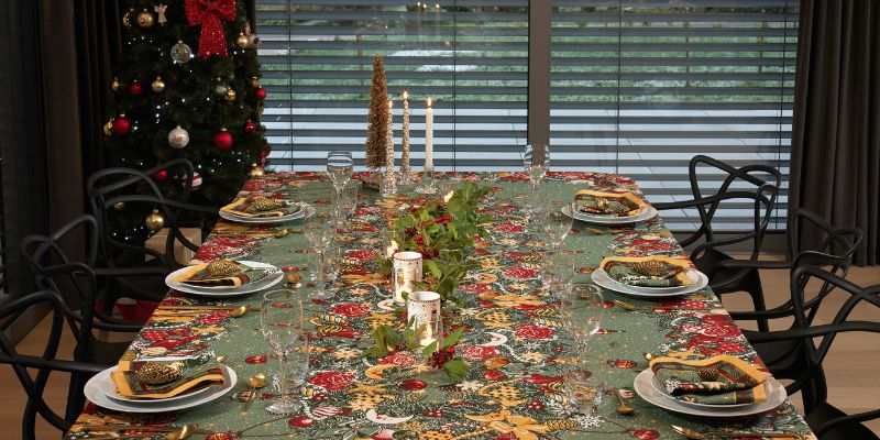 Nappe Trésors de Noël, nappe traditionnelle idéale pour les repas de fête comme Noël ornée d'un décor chaleureux et festif.