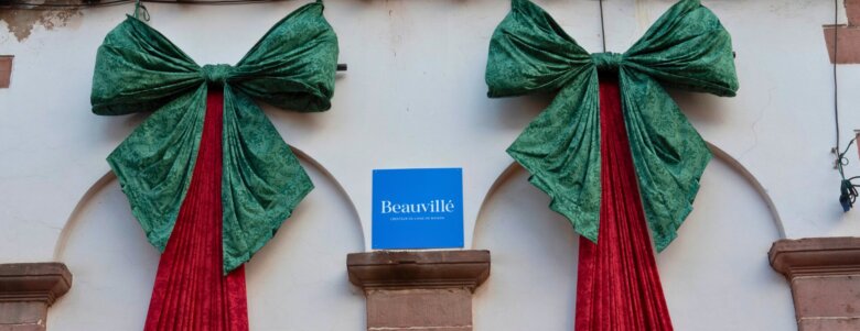 Deux sapins en tissus en motif Topkapi Rouge avec deux noeuds en Topkapi émeraude. Création pour la décoration du marché de Noël de Ribeauvillé.