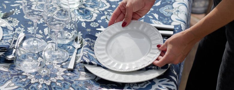 Détail de table avec la nappe Parfum d’Orient bleu de Beauvillé