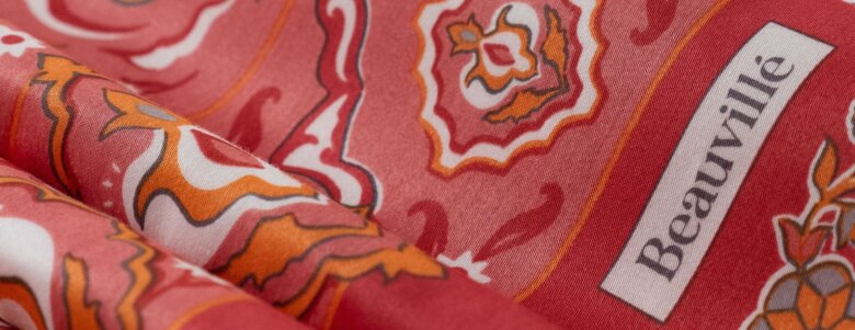 Ambiance raffinée autour du motif Parfum d’Orient corail de Beauvillé