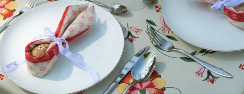 Détail de table de Pâques avec serviette pliée sur la nappe Lunéville de Beauvillé