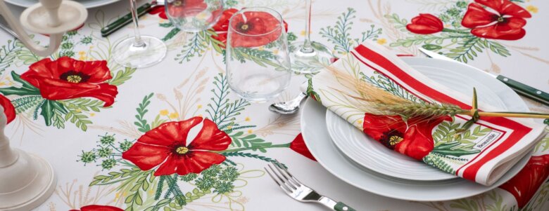 Focus sur la nappe Fleurs de pavot dressée de façon estivale et chic.