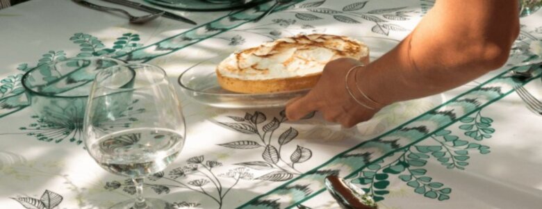 Nappe Eucalyptus au joli motif végétal. Une table gourmande car un gâteau au citron est déposé au centre de la table. Pour une table estivale et acidulée.