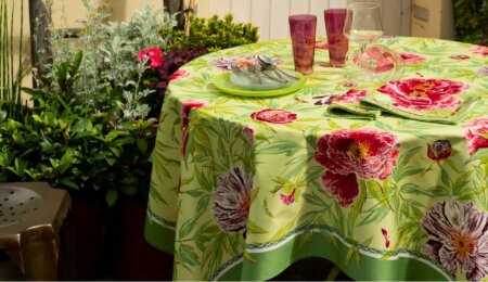 Une table tout en fleurs. Les couleurs sont vives et intenses et rappellent l'intensité d'un amour naissant. Idéale pour un brunch en amoureux au jardin.