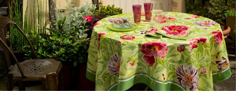 Une table tout en fleurs. Les couleurs sont vives et intenses et rappellent l'intensité d'un amour naissant. Idéale pour un brunch en amoureux au jardin.