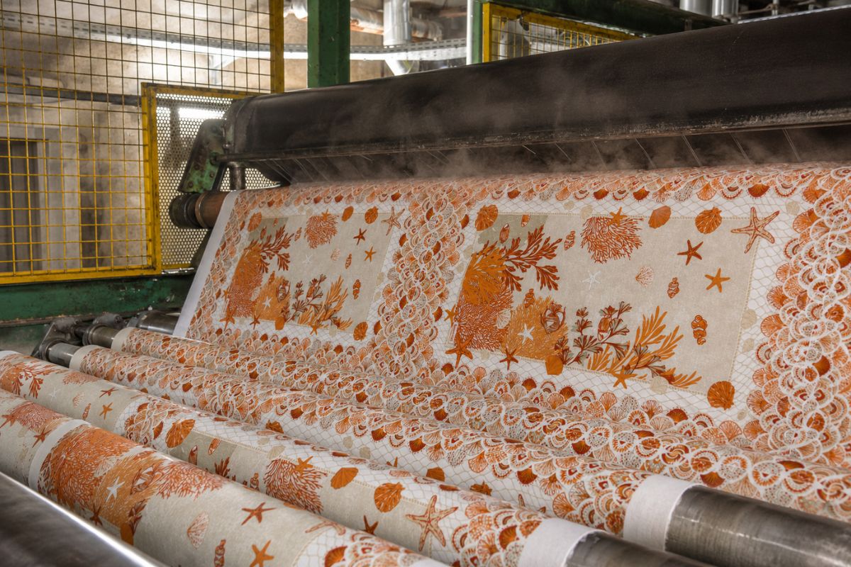 Vaporisage d’une étoffe imprimée au sein de la Manufacture d’Impression sur Étoffes
