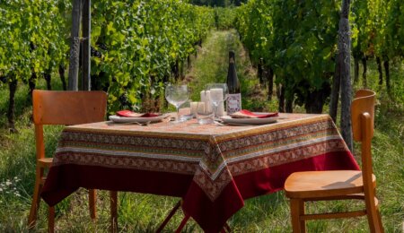 Table Beauvillé dressée avec le motif Feuilles de Vigne au cœur du vignoble alsacien