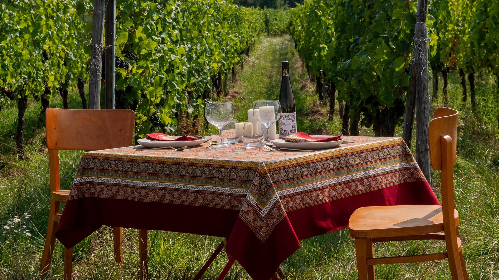 Table Beauvillé dressée avec le motif Feuilles de Vigne au cœur du vignoble alsacien